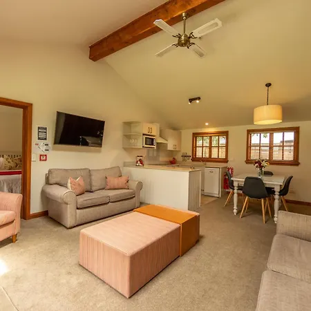 Wanaka Homestead Lodge & Cottages-3
